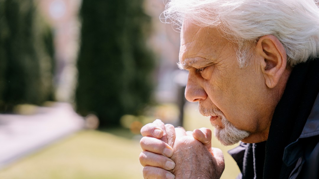 A Seasonal Senior Care Guide to Combat Holiday Loneliness & Create a Safe, Happy, and Comfortable Aging in Place